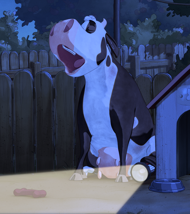 Lieselotte sitzt gähnend bei Nacht neben der Hundehütte. Auf dem Boden neben ihr liegt eine angeschaltete Taschenlampe.