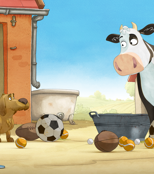 Lieselotte und der Hund stehen im Hof. Um ihre Füße verstreut liegen mehrere Fußbälle, Footbälle und Tennisbälle.