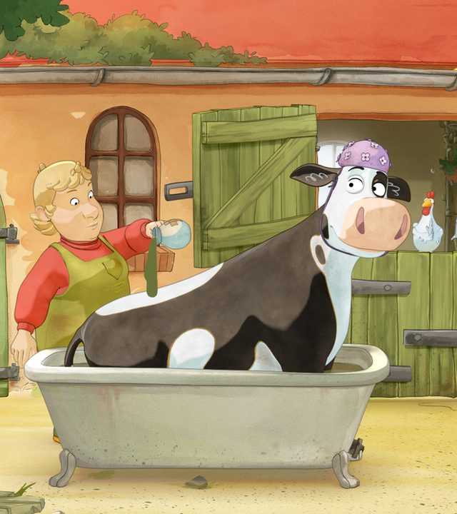 Lieselotte sitzt in einer Badewanne vor der Scheune. Die Bäuerin steht hinter ihr und träufelt einen grünen Saft auf die Kuh.