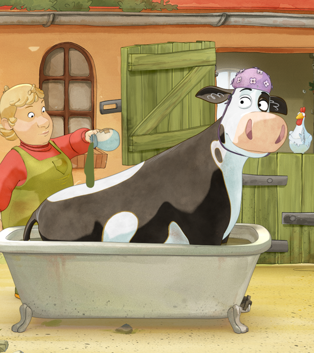 Lieselotte sitzt in einer Badewanne vor der Scheune. Die Bäuerin steht hinter ihr und träufelt einen grünen Saft auf die Kuh.