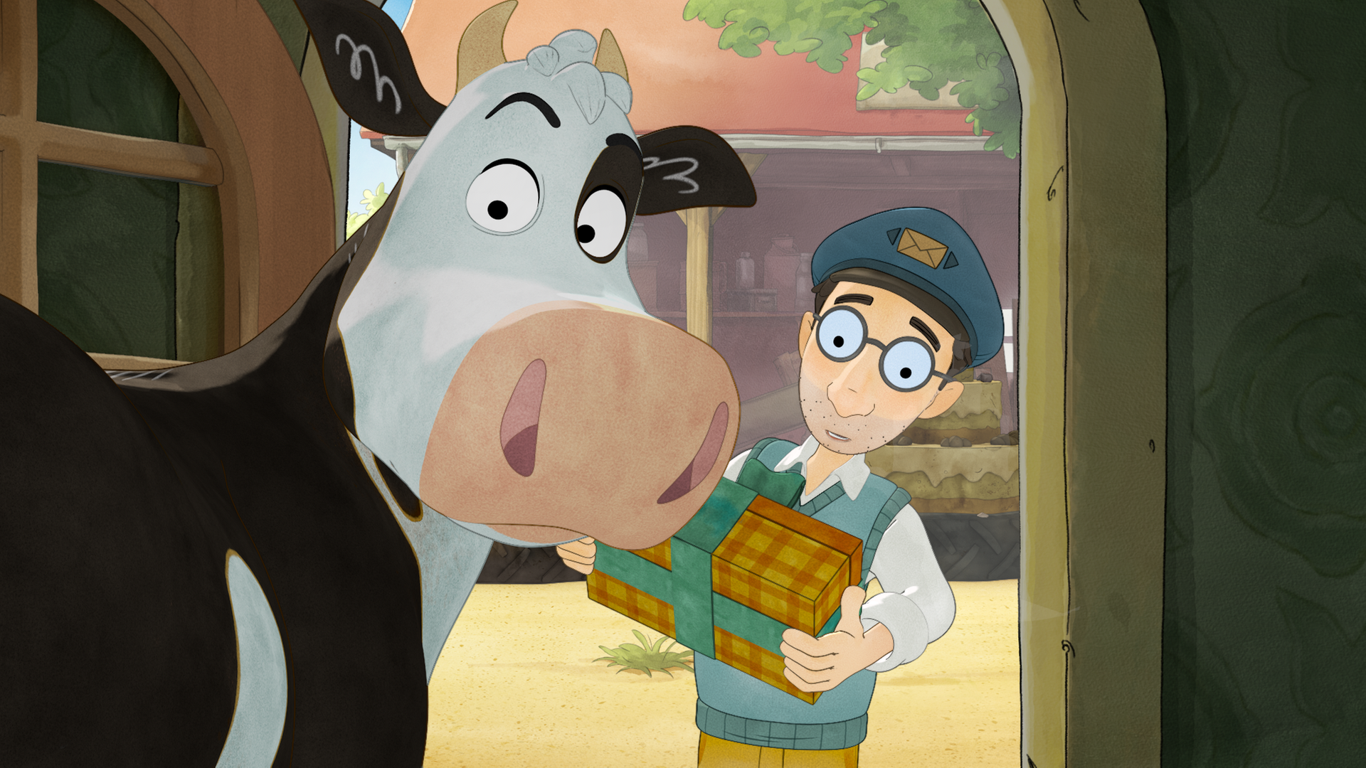 Der Postbote steht vor der Tür und hat ein Geschenk in den Händen. Lieselotte steht vor ihm in der Tür.