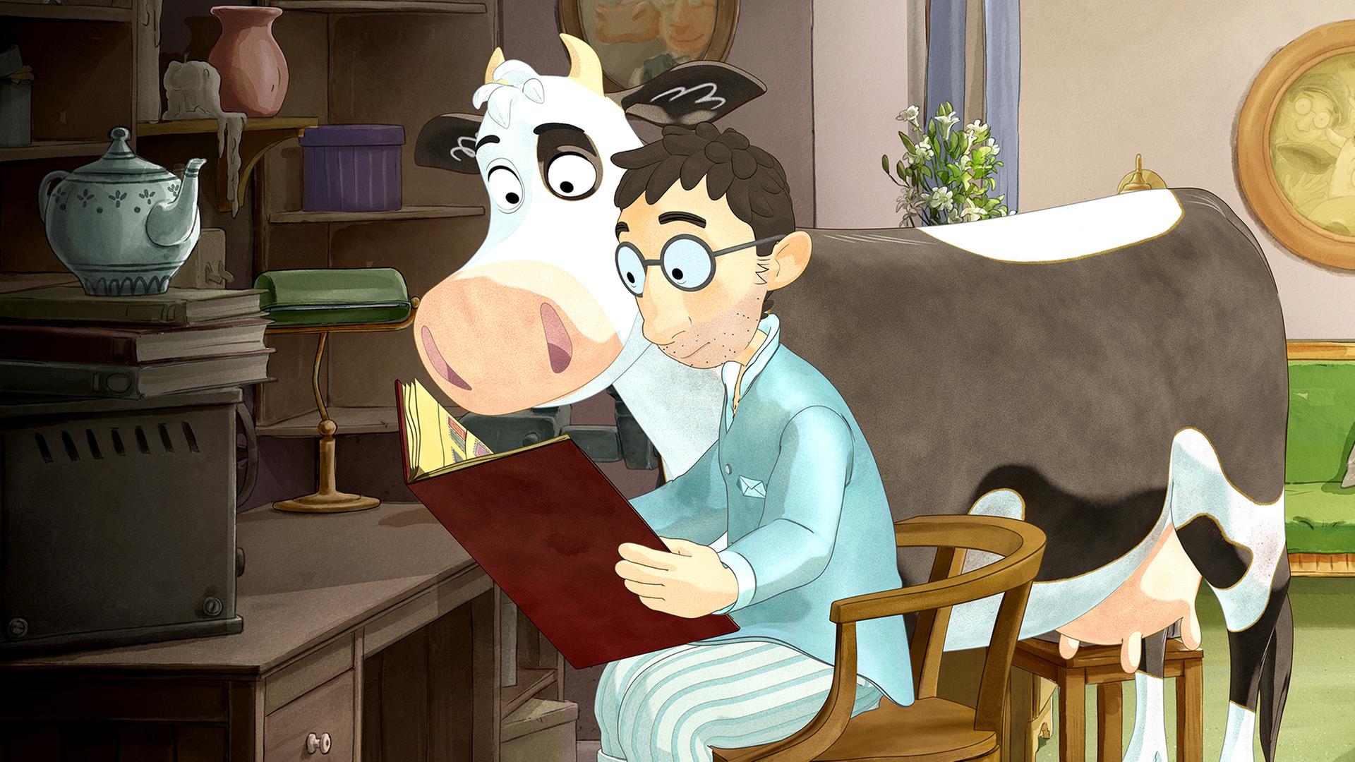 Lieselotte und der Postbote sitzen an seinem Schreibtisch und lesen gemeinsam ein Buch.