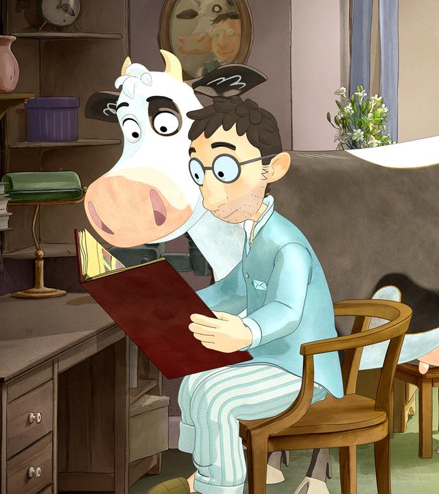 Lieselotte und der Postbote sitzen an seinem Schreibtisch und lesen gemeinsam ein Buch.