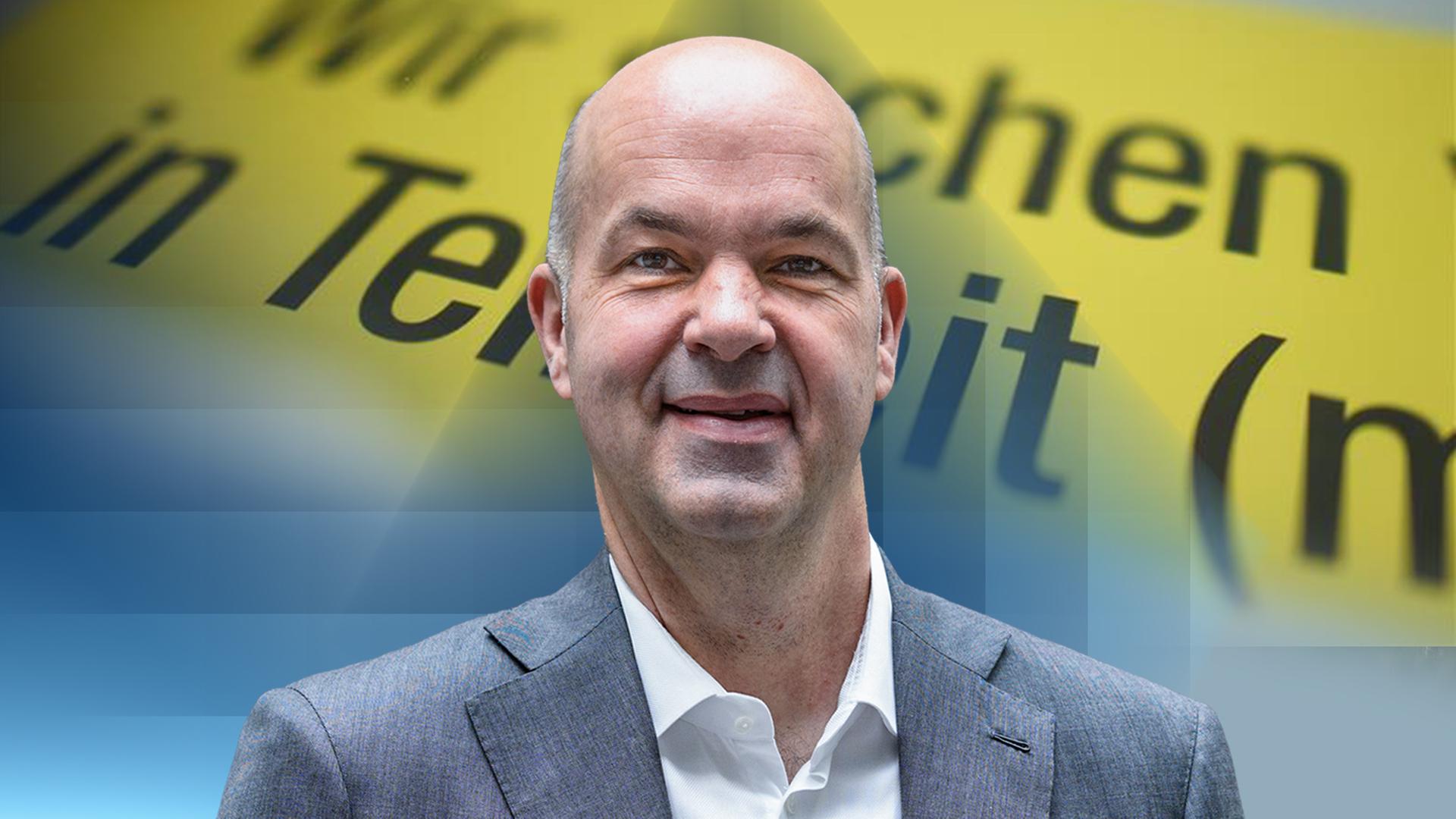 Marcel Fratzscher, der Präsident des Deutschen Instituts für Wirtschaftsforschung (DIW), vor einer Grafik einer Anzeige: "Wir suchen in Teilzeit"