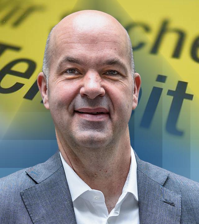 Marcel Fratzscher, der Präsident des Deutschen Instituts für Wirtschaftsforschung (DIW), vor einer Grafik einer Anzeige: "Wir suchen in Teilzeit"