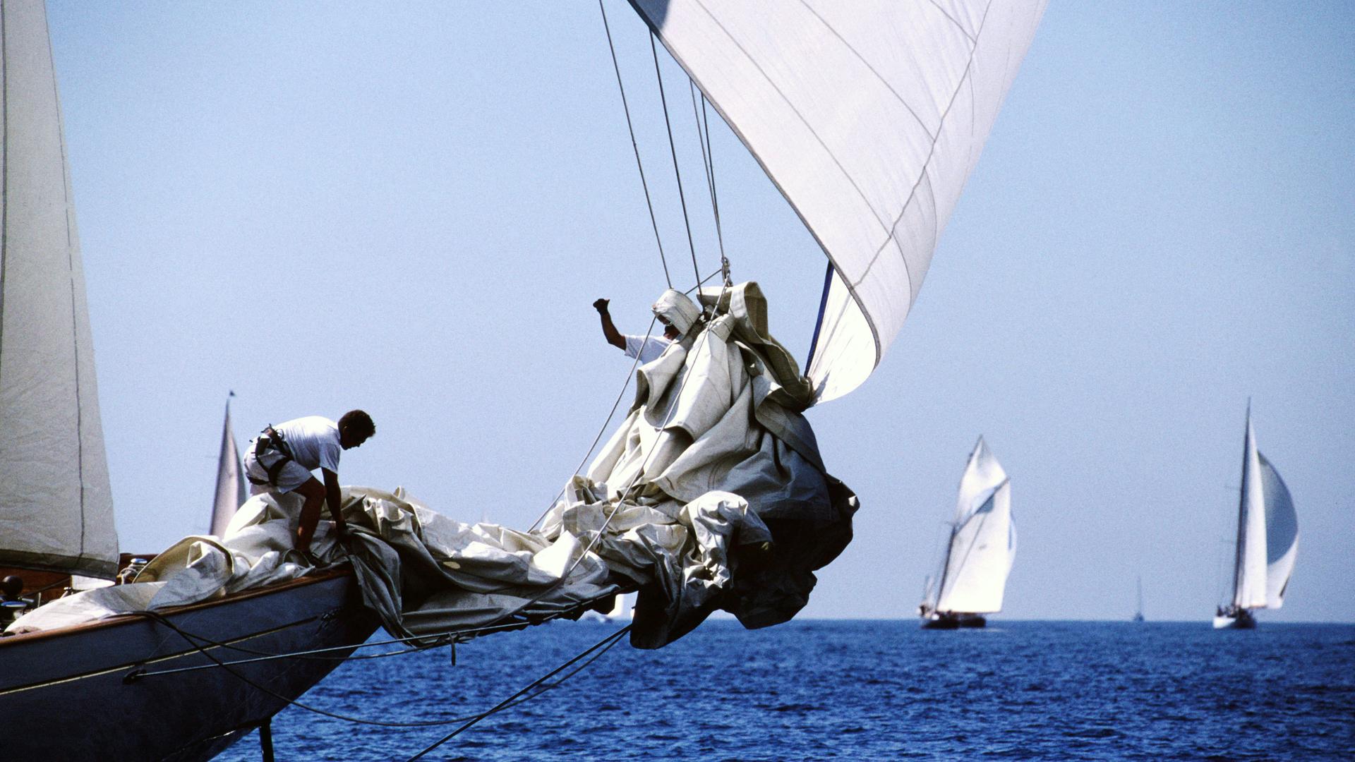 segelschiffe segeln über ein meer