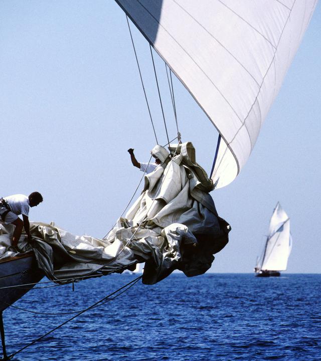 segelschiffe segeln über ein meer