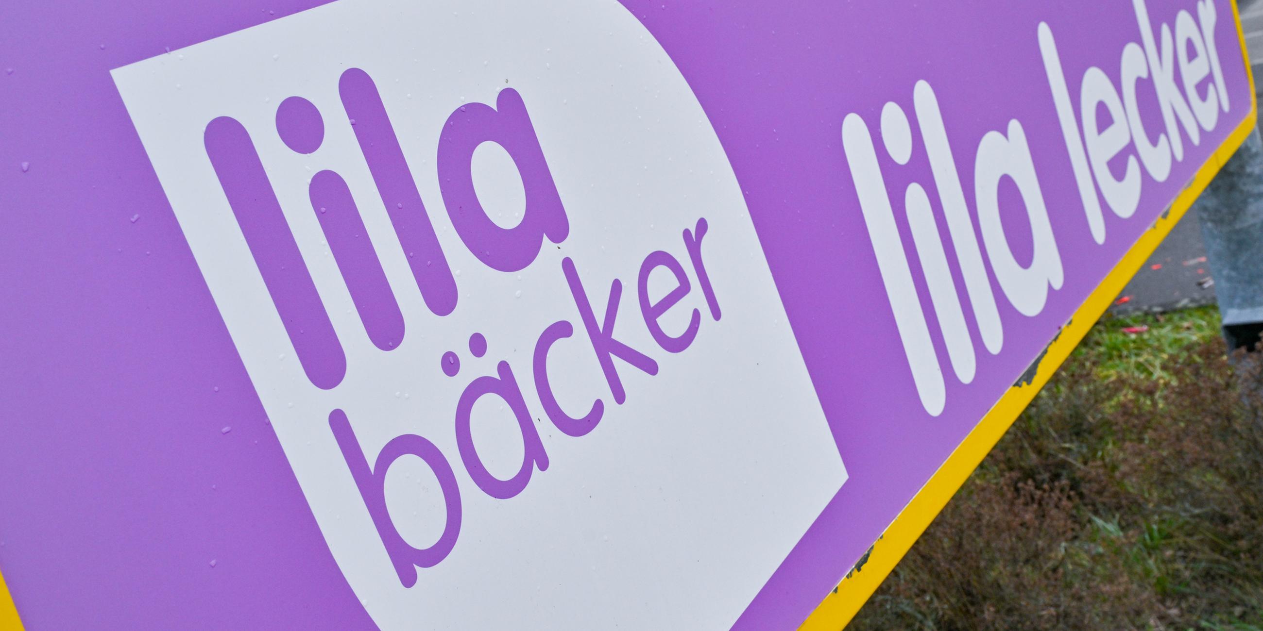 Ein Werbeplakat vom Unternehmen Lila Bäcker mit dem Schriftzug «lila lecker».