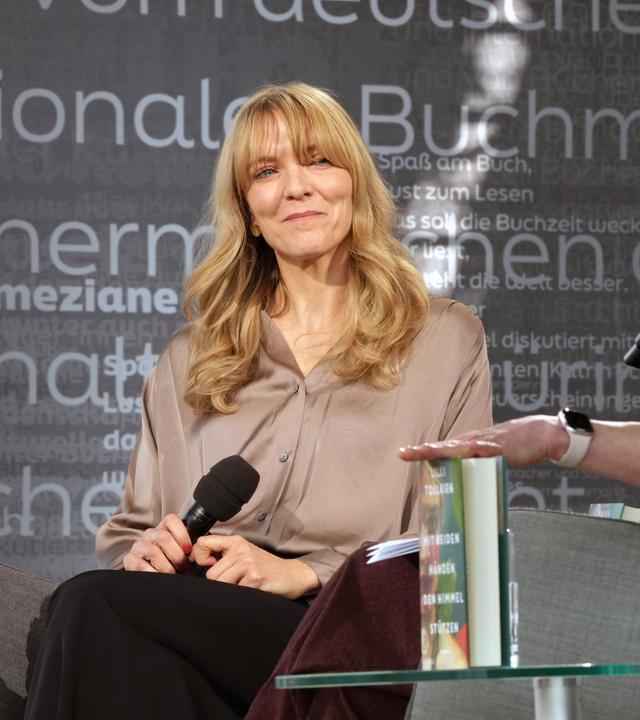 Lilli Tollkien spricht auf der ARD, ZDF, 3sat Literaturbühne über ihr Buch "Mit beiden Händen den Himmel stützen"