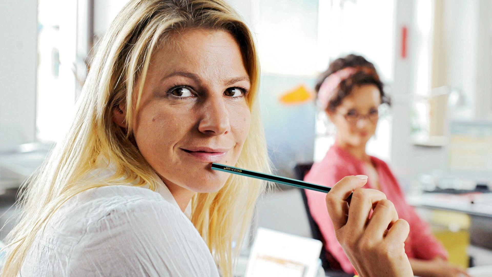 Valerie (Sophie Schütt) himmelt ihren Chef an, amüsiert beobachtet von ihrer Kollegin Lissi (Katharina Stemberger)