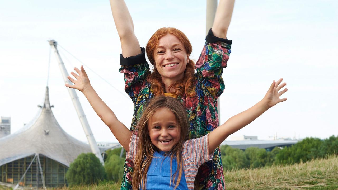 Julia (Lilly Walleshauser, u.) und Tanja (Marleen Lohse, o.)
