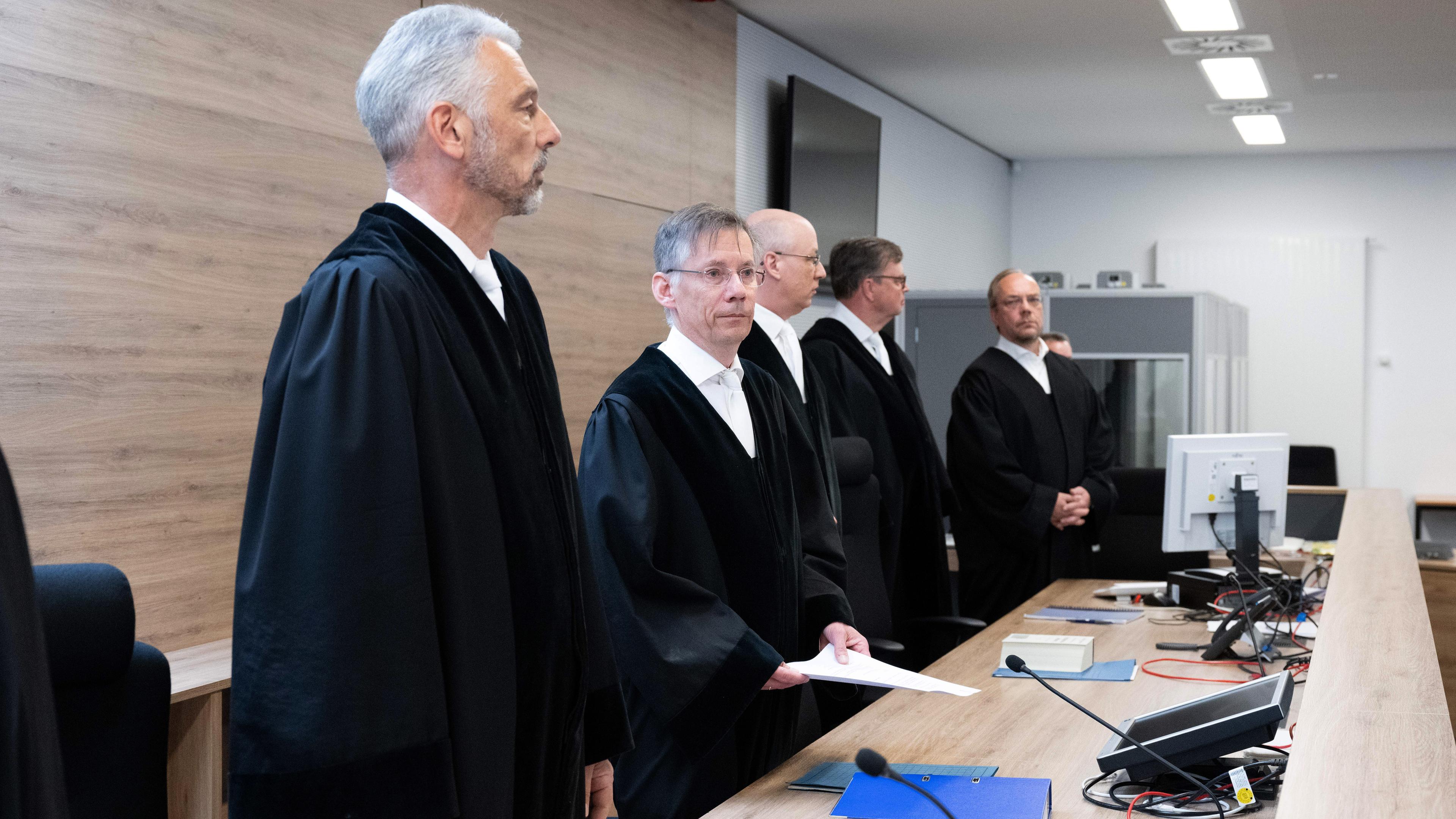 Hans Schlüter-Staats (2.v.l), Vorsitzender Richter am Oberlandesgericht, kommt vor Prozessbeginn in das Oberlandesgericht (OLG) Dresden, aufgenommen am 31.05.2023