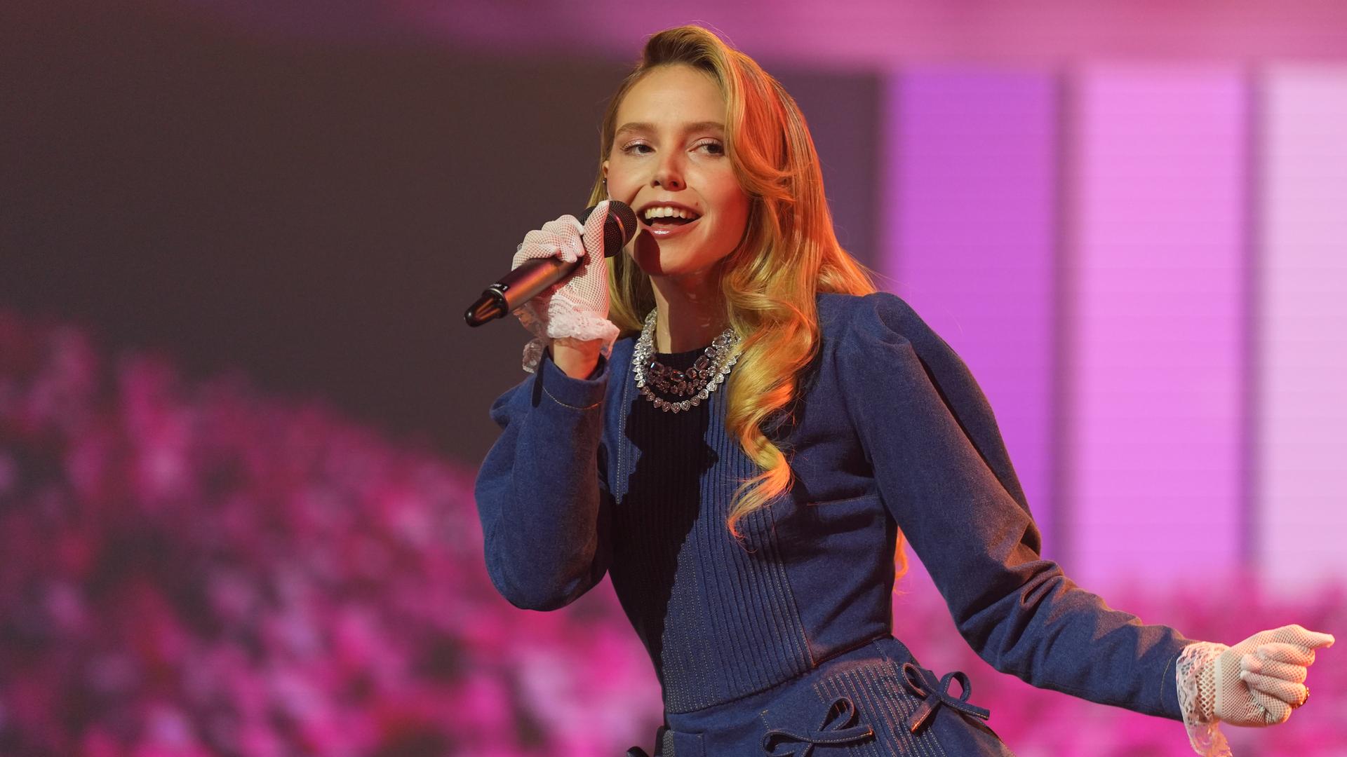 Lina Larissa Strahl performt ihren Song "Liebst mich" auf der Bühne im großen "Dein Song"-Finale