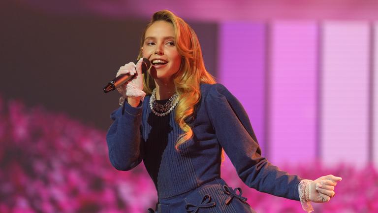 Lina Larissa Strahl performt ihren Song "Liebst mich" auf der Bühne im großen "Dein Song"-Finale