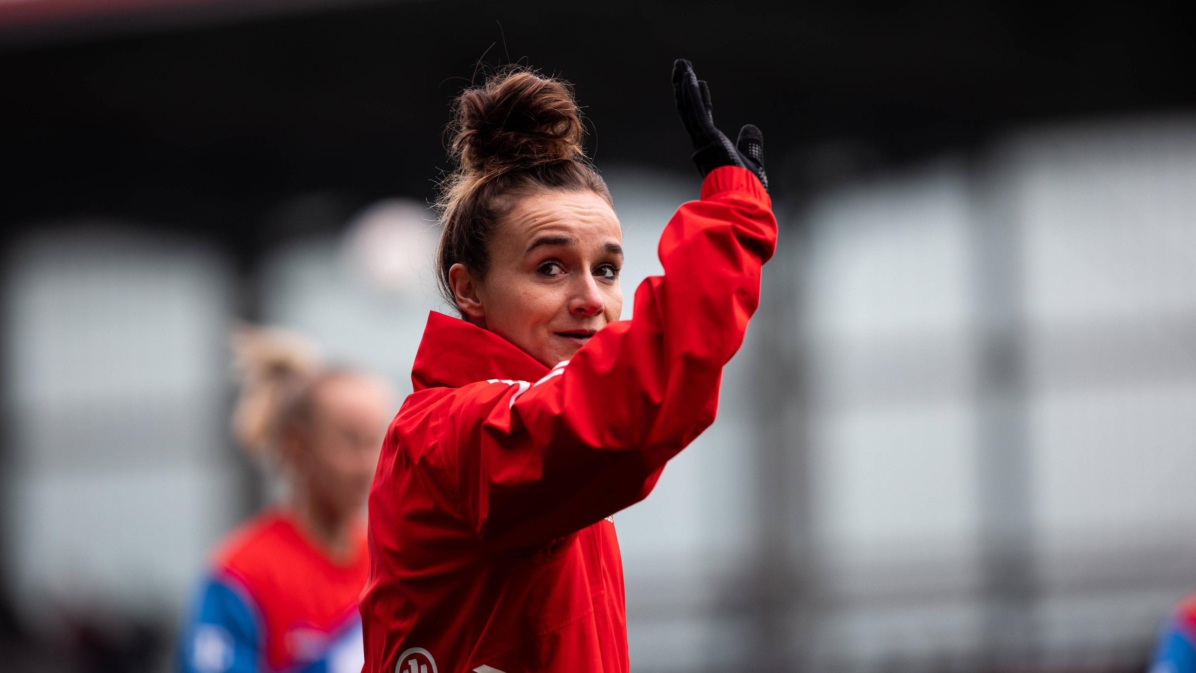 Lina Magull winkt beim Spiel FC Bayern - Eintracht Frankfurt am 11. Februar 2023
