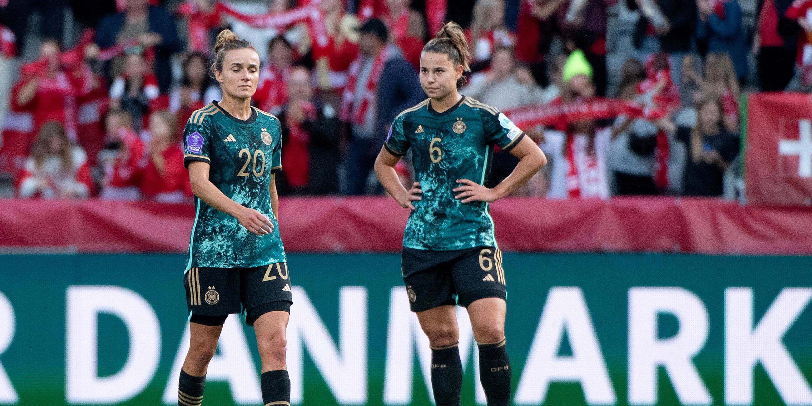 Lina Magull und Lena Oberdorf ärgern sich über das Tor zum 1:0 beim Spiel Deutschland gegen Dänemark am 22.09.2023.