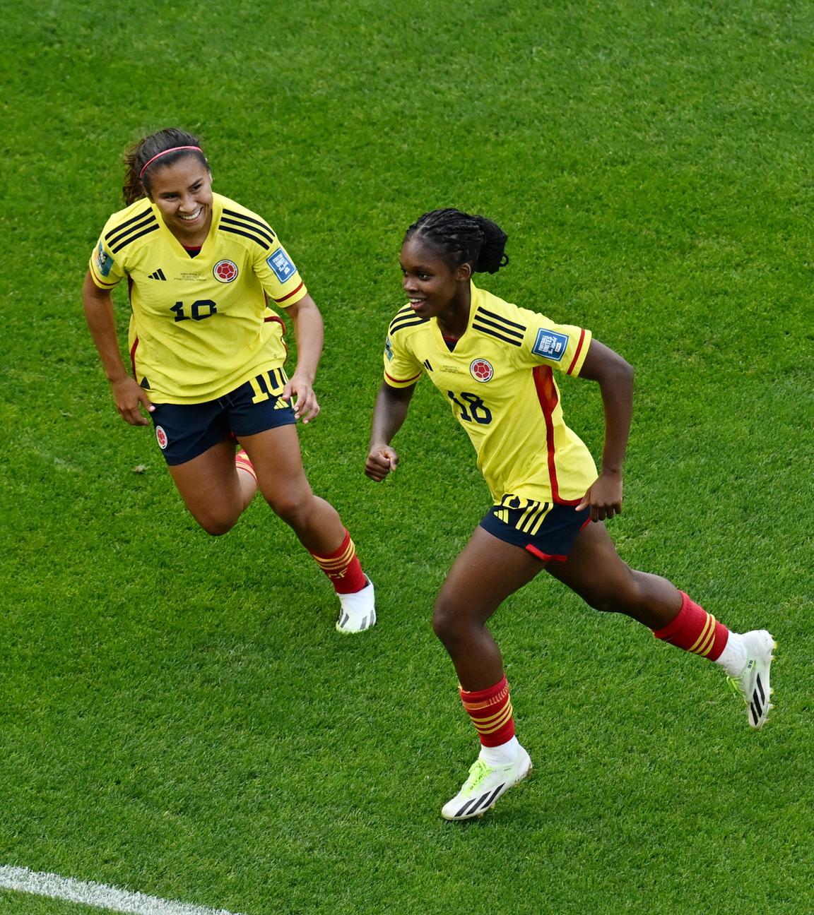 Frauen-WM 2023, Kolumbien - Südkorea: Linda Caicedo freut sich über ihr zweites Tor und jubdel mit Leicy Santos (links)