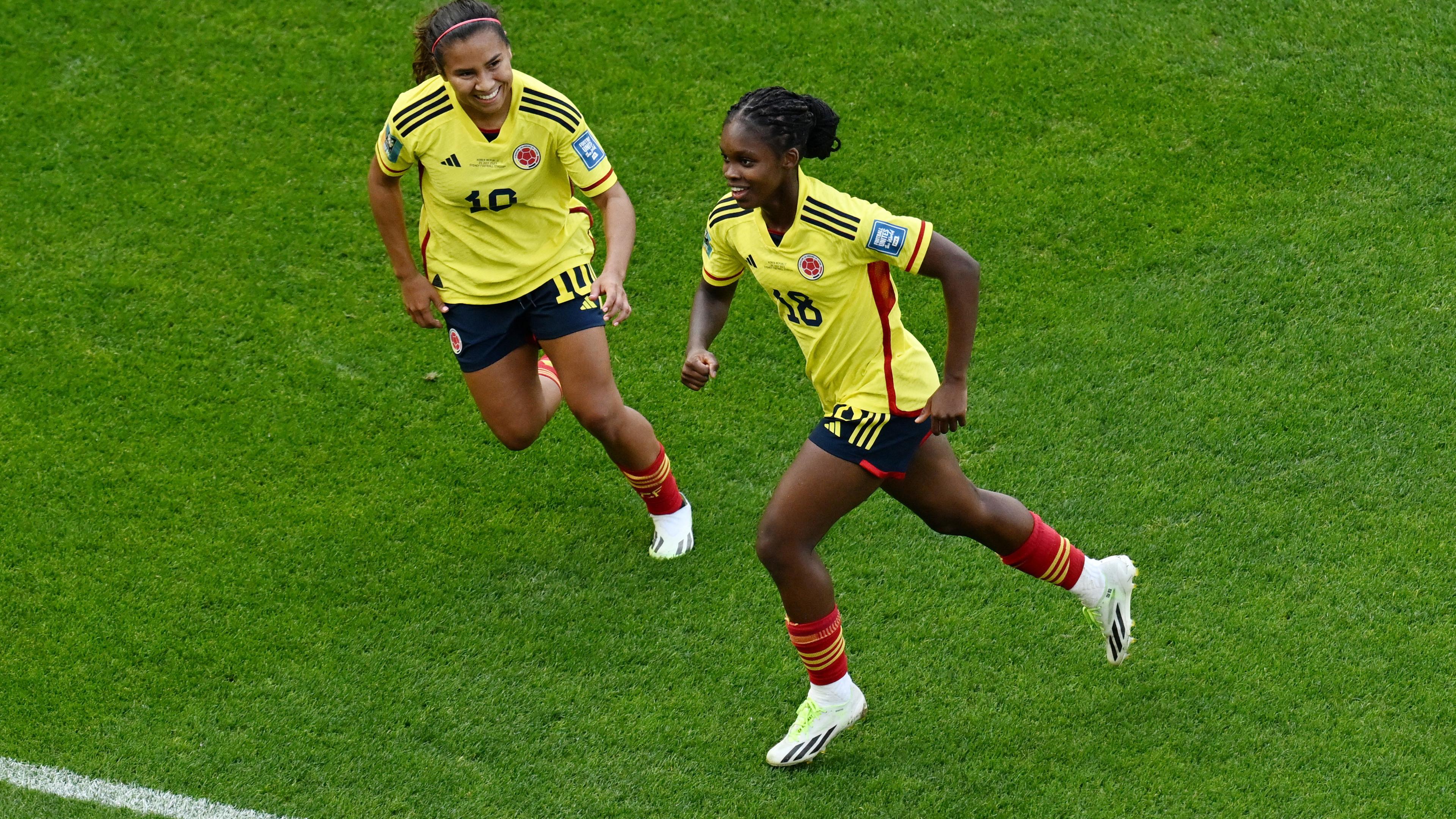 Frauen-WM 2023, Kolumbien - Südkorea: Linda Caicedo freut sich über ihr zweites Tor und jubdel mit Leicy Santos (links)