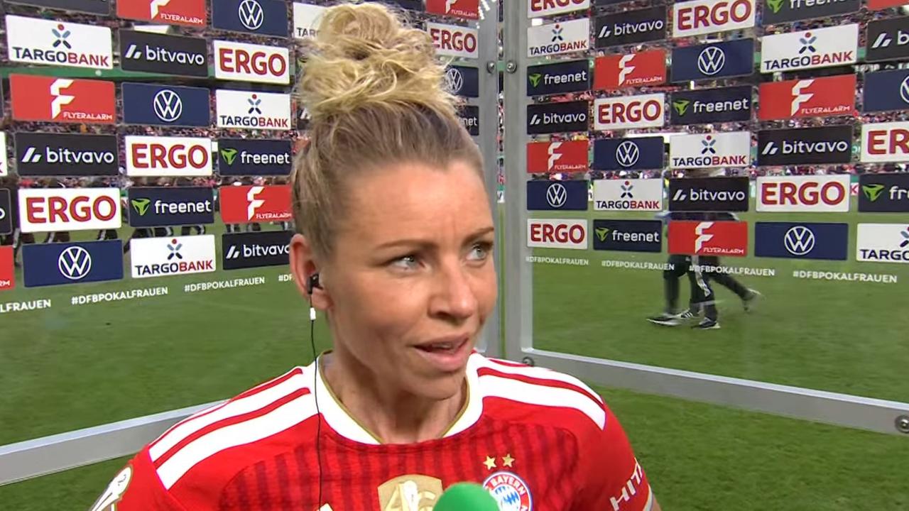 Bayern Münchens Spielerin Linda Dallmann im ZDF-Interview nach dem gewonnenen Pokalfinale