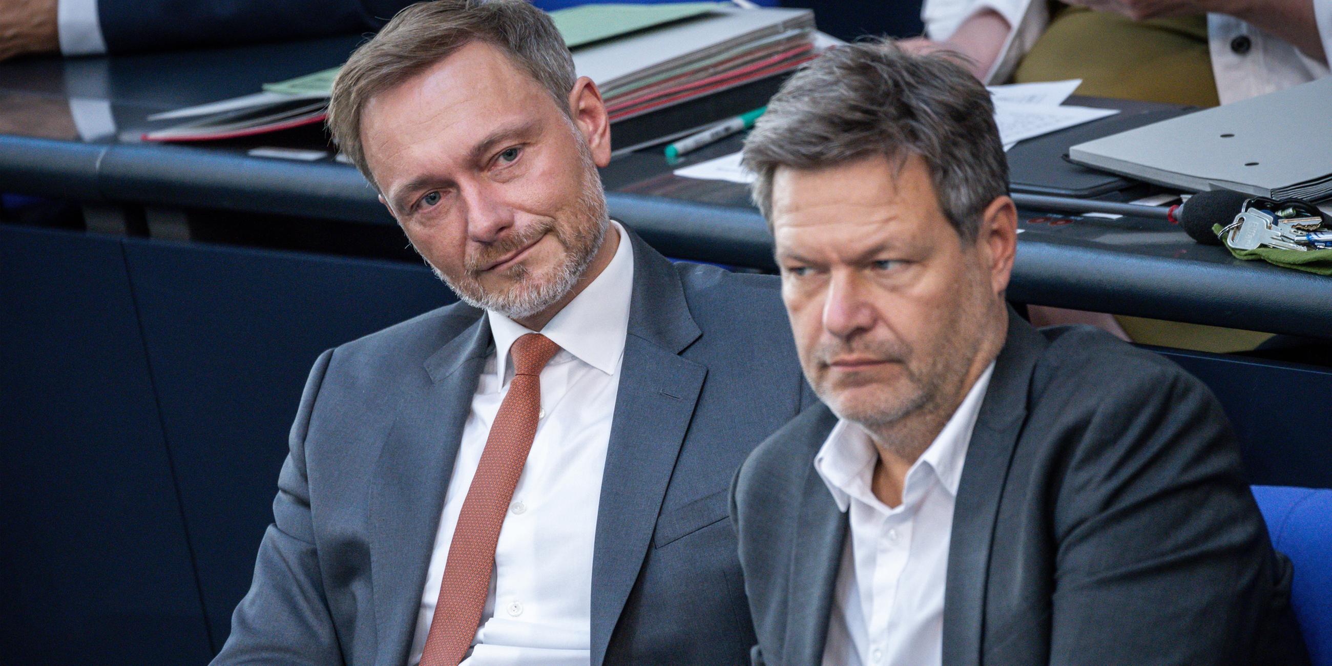 Christian Lindner (FDP - l), Bundesminister der Finanzen, verfolgt neben Robert Habeck (Bündnis 90/Die Grünen), Bundesminister für Wirtschaft und Klimaschutz, im Bundestag die Debatte. 