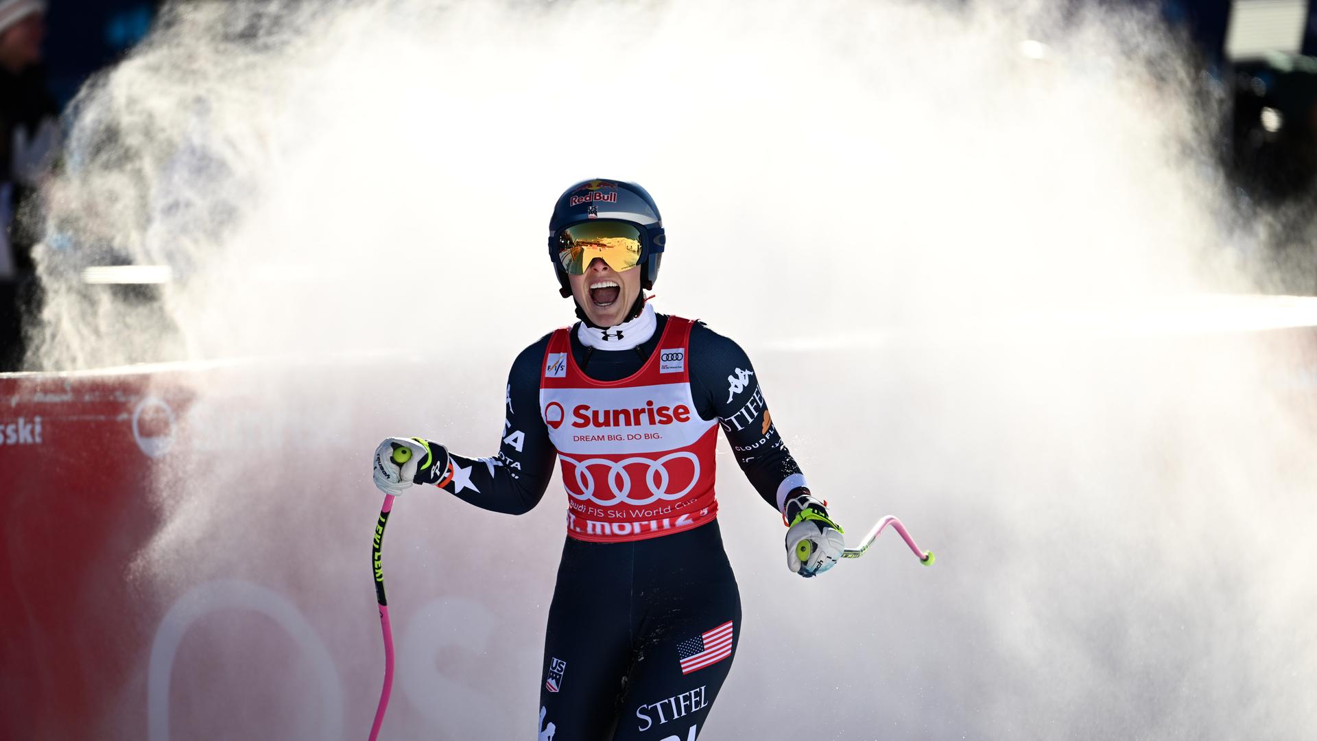 Lindsey Vonn bremst im Ziel des Abfahrtslaufes von St. Moritz und wirbelt Schnee auf