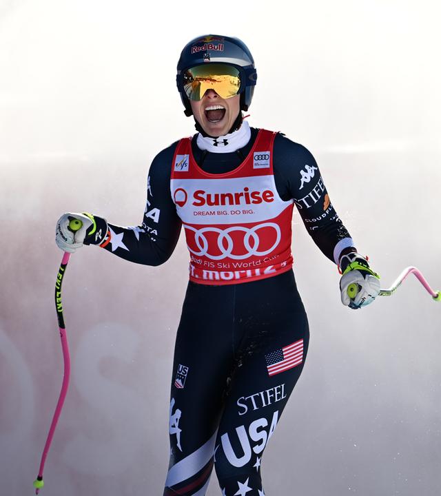 Lindsey Vonn bremst im Ziel des Abfahrtslaufes von St. Moritz und wirbelt Schnee auf