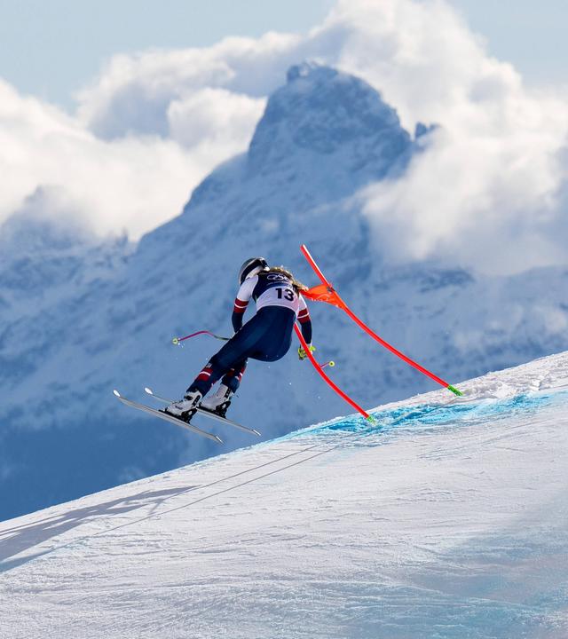 Lindsey Vonn stürzt beim Wettkampf in der alpinen Skiabfahrt der Frauen am 8. Februar 2026 in Cortina.
