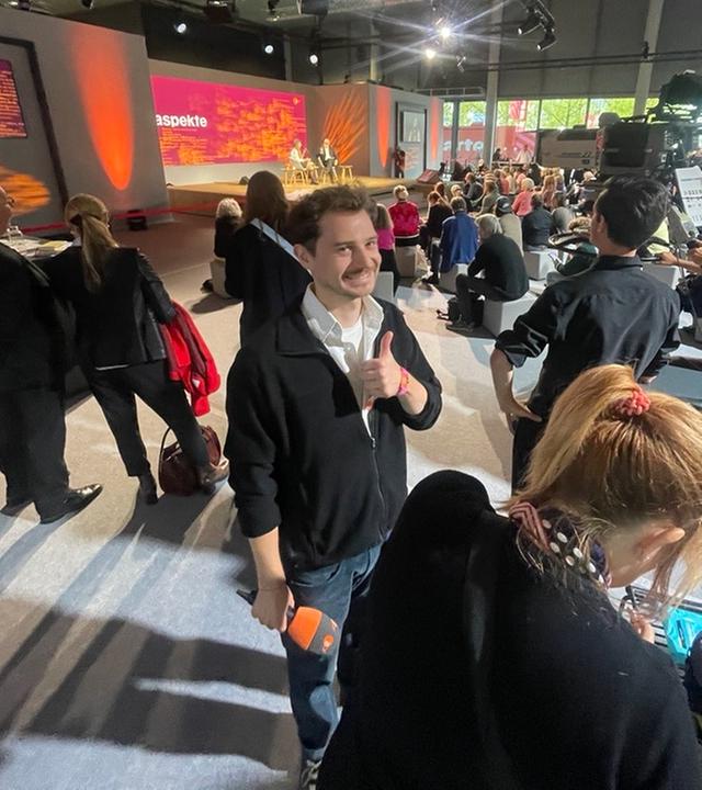 Paul Striefler, Werkstudent ZDF-Kommunikation vor der Literaturbühne auf der Frankfurter Buchmesse 2026