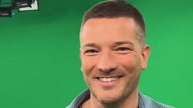 ZDF-Designer Felix Weitekampf lächelt vor einem Greenscreen in die Kamera