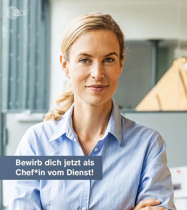 Junge lächelnde blonde Frau mit verschränkten Armen vor dem Schriftzug "Bewirb dich jetzt als Chef*in vom Dienst!"