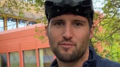 Portät eines jungen Mannes mit einer VR-Brille zur Steuerung einer Kameradrohne auf dem Kopf.