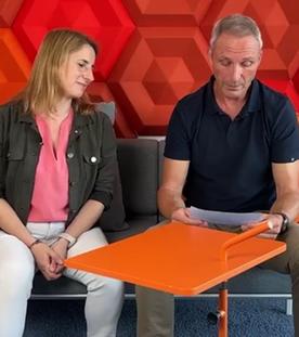 Screenshot ZDF-LinkedIn-Post: Die ZDF-Führungskräfte Stephanie Höger und Andreas Graf auf einer Couch studieren Zettel mit Fragen zum Themengebiet "Geteilte Fühung"
