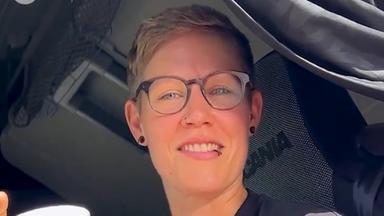 ZDF-Berufskraftfahrerin Nina mit einer ZDF-Kaffeetasse lächelt aus ihrem Fahrerhaus in die Kamera