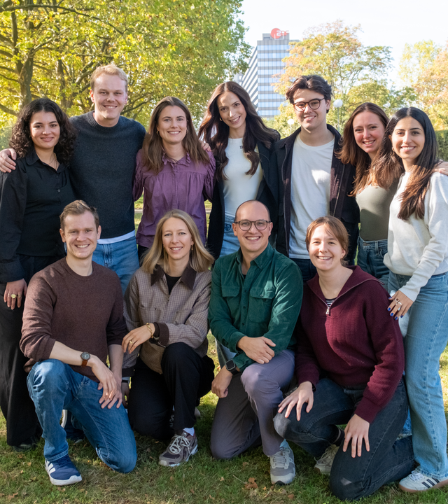 Gruppenfoto der ZDF-Volontäre des Jahrgangs 2026