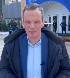 Screenshot ZDF-Wirtschaftsredakteur Florian Neuhahn blickt in die Kamera