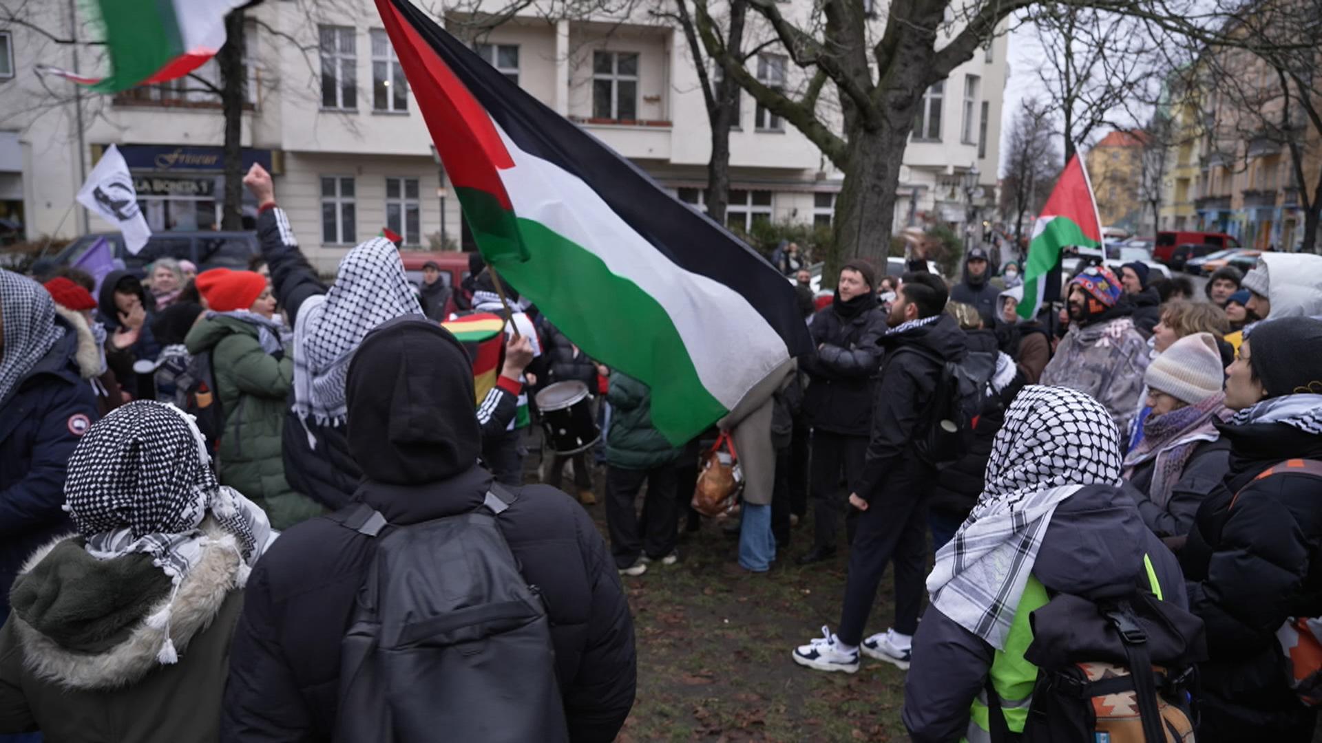 Demonstration linker Gruppen in Berlin-Neukölln: Einige Teilnehmer tragen Palästinenser-Tücher und Palästina-Fahnen 