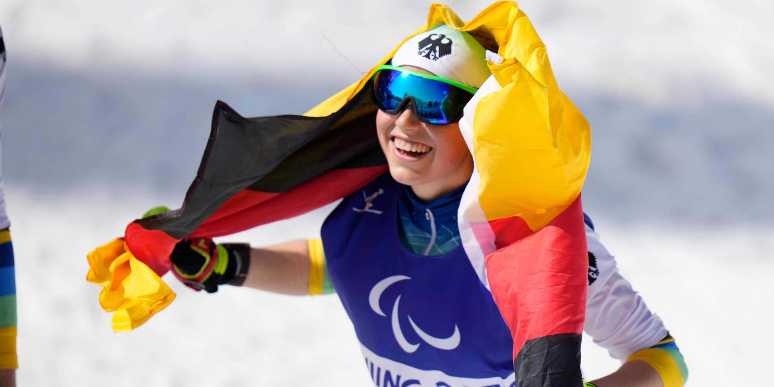12.03.2022, Zhangjiakou, China: Linn Kazmaier jubelt über ihre Goldmedaille bei den Paralympics 2022