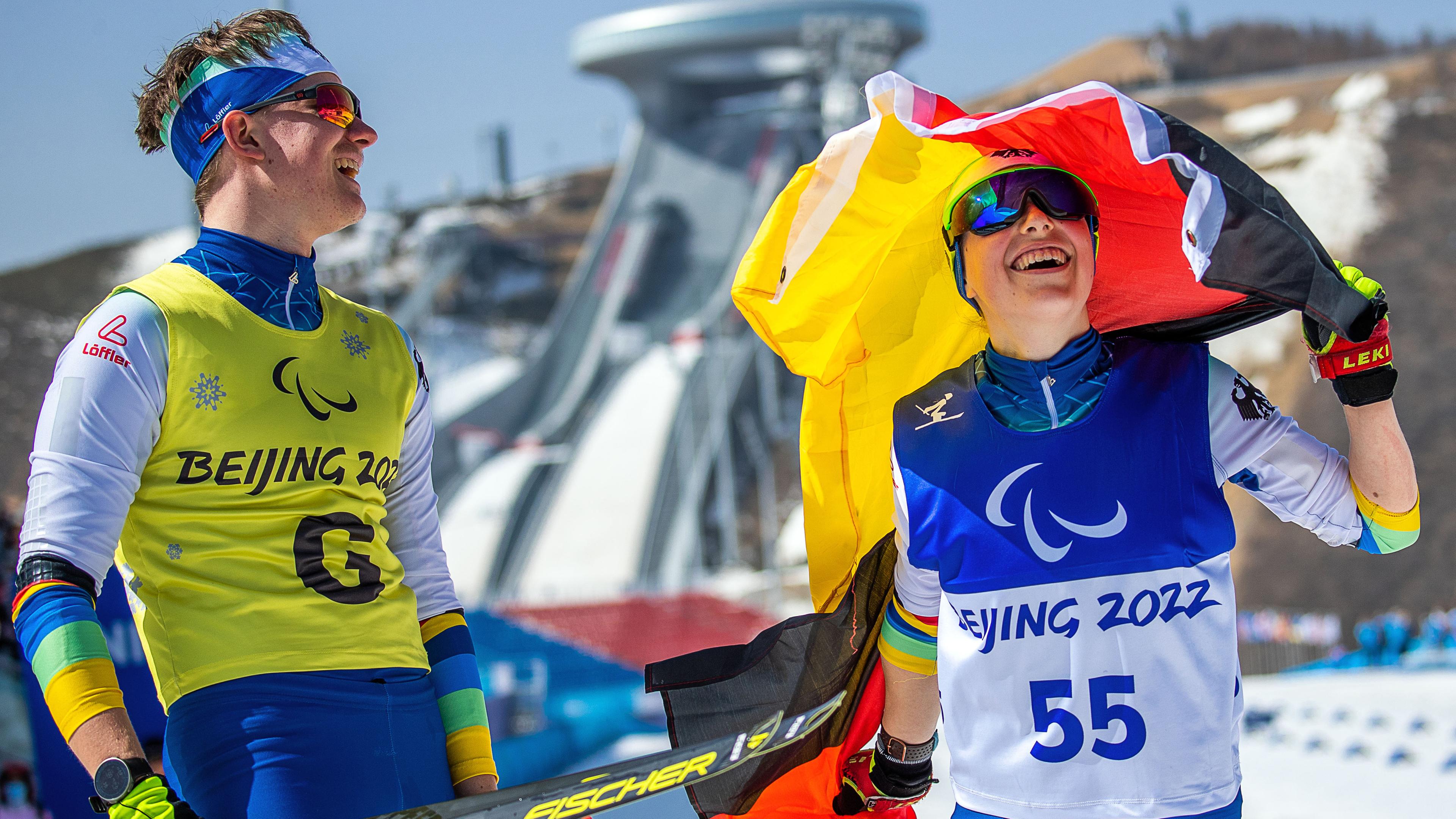 Paralympics Langlauf: Linn Kazmaier (re.) jubelt mit Florian Baum über Gold