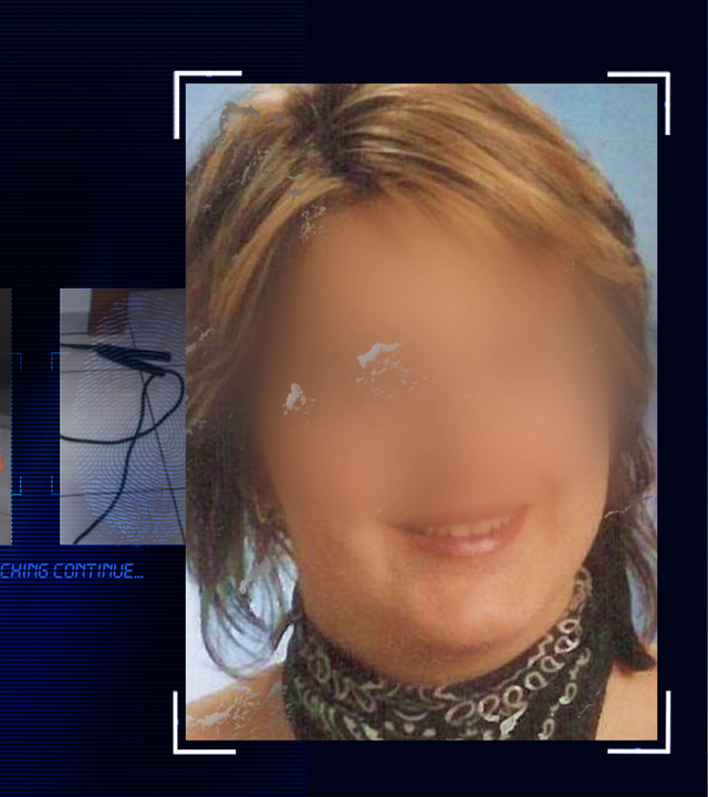 Portraitfoto einer Frau. Sie lächelt seitlich rechts an der Kamera vorbei. Sie hat dunkelblondes ca. 20 cm langes Haar. Das Gesicht wurde technisch verfremdet. Sie trägt ein schwarzes Halstuch mit weißem Muster. Der Hintergrund des Bildes stellt sich hellblau dar. Links daneben: Lichtschematische Darstellung eines Fingerabdrucks.