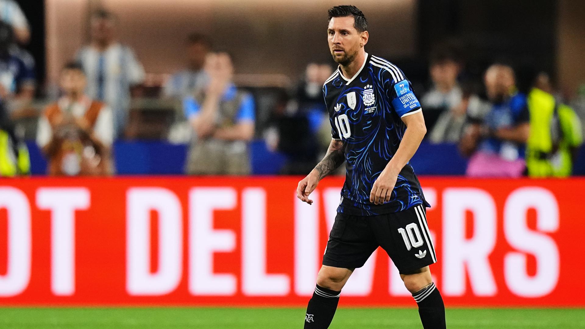 Der argentinische Nationalspieler Lionel Messi schaut im Spiel gegen Jordanien konzentriert auf das Spielgeschehen