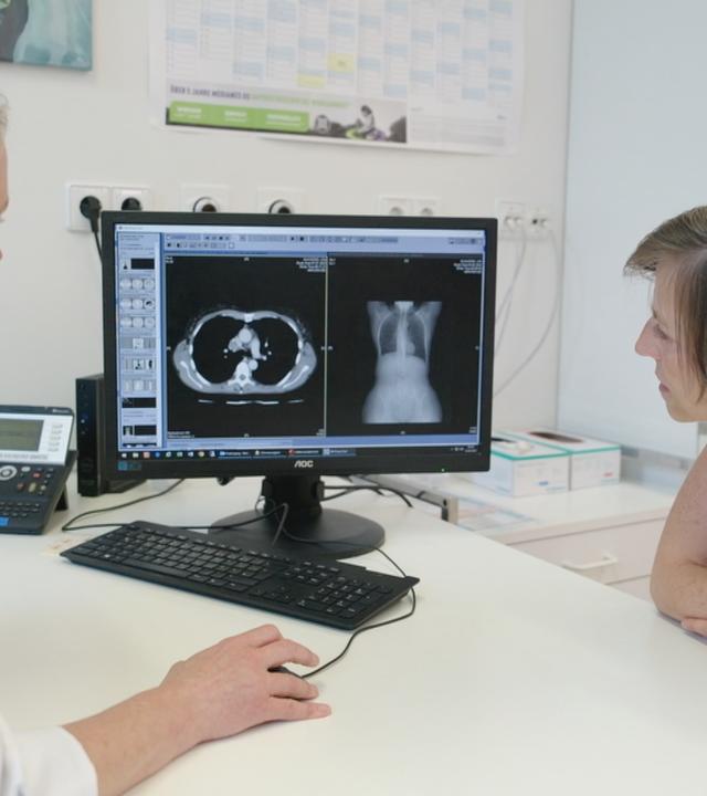 Eine Ärztin bespricht mit ihrer Patientin