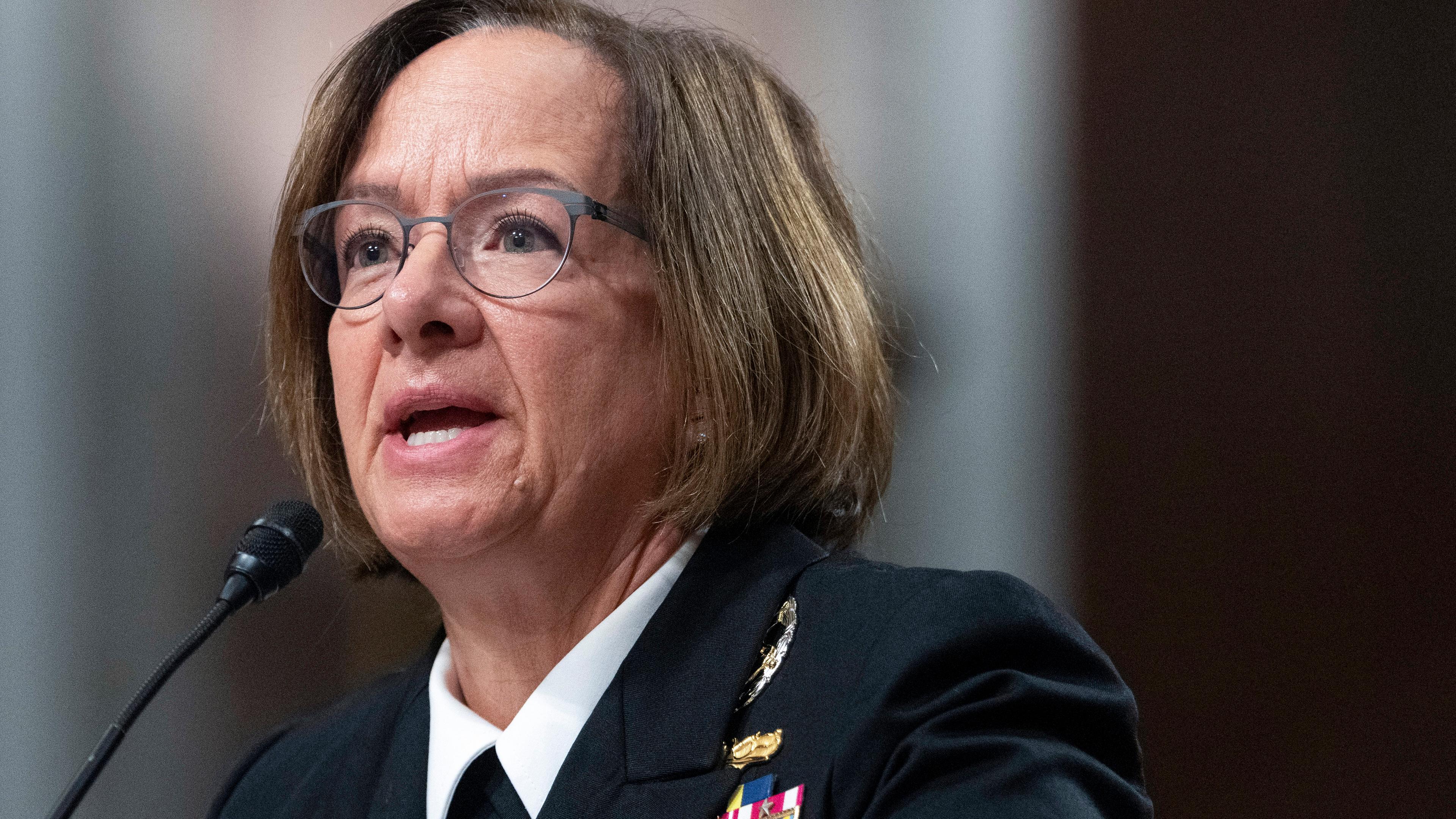 Lisa Franchetti, Admiralin der US-Marine, spricht während einer Anhörung des Ausschusses für Streitkräfte des Senats zu ihrer Nominierung für die Wiederernennung in den Admiralsrang und für das Amt des Chefs der Marineoperationen auf dem Capitol Hill.
