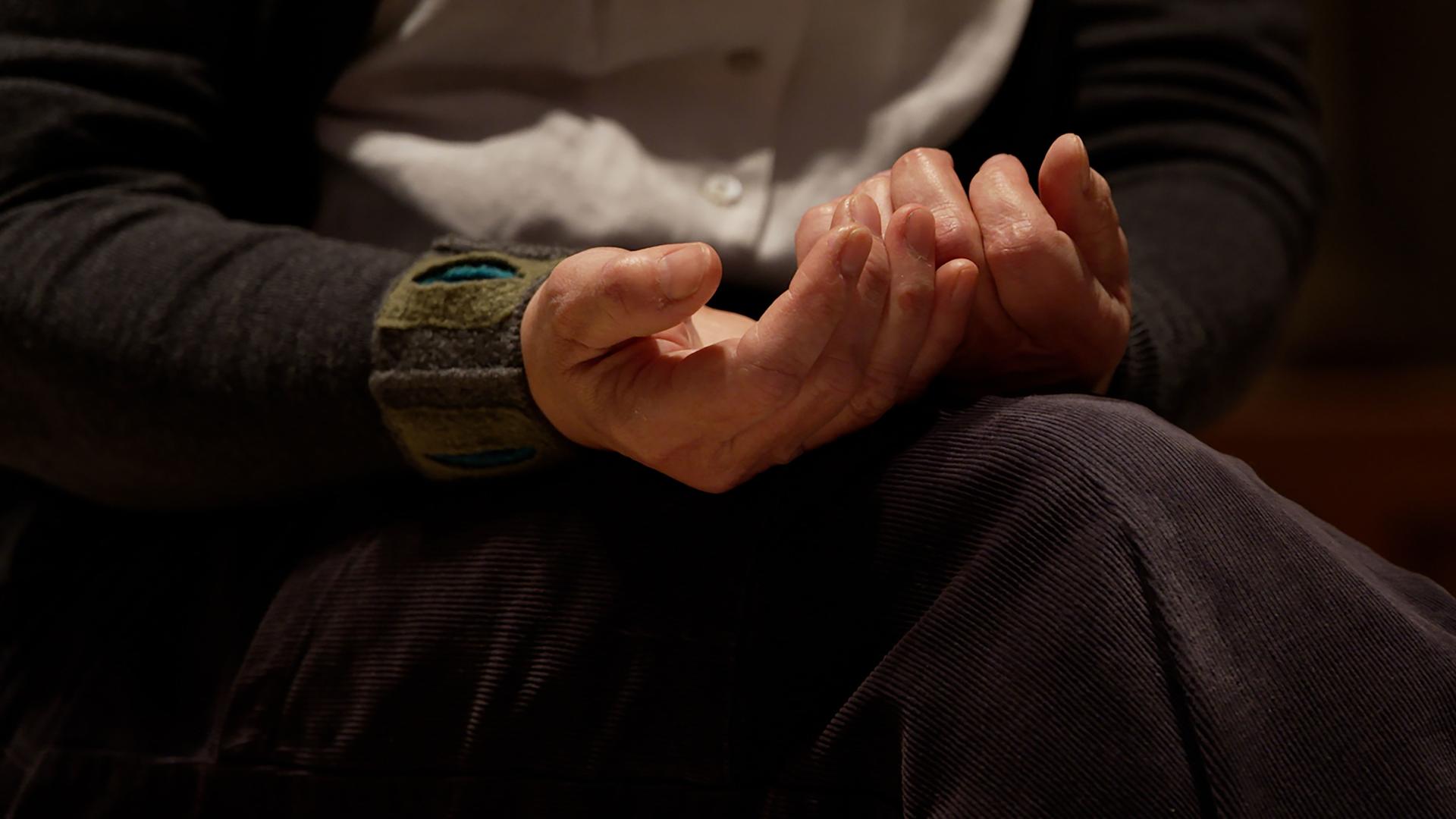 Lisa Kötter mit zum Gebet geöffneten Händen.