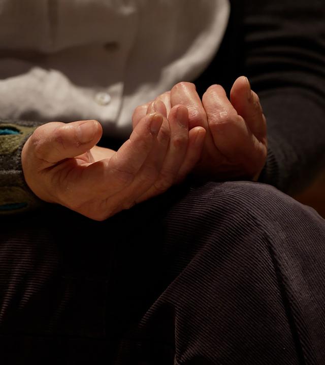 Lisa Kötter mit zum Gebet geöffneten Händen.