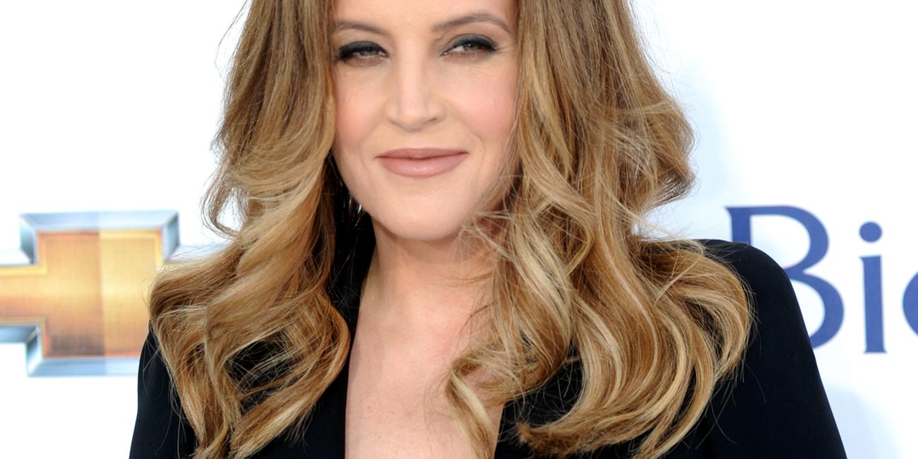 lisa marie presley walks the red carpet for the 2012 billboard music awards