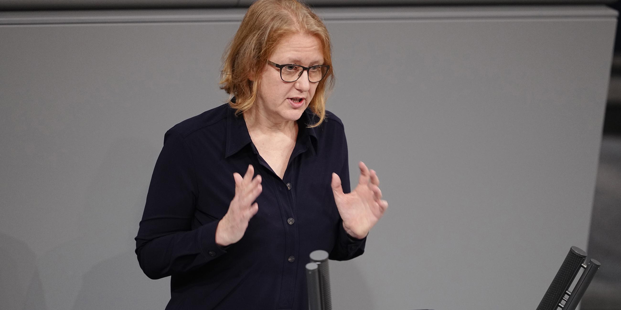 Archiv: Lisa Paus, Bundestagsabgeordnete von Bündnis 90/Die Grünen, spricht im Bundestag zu den Abgeordneten. 