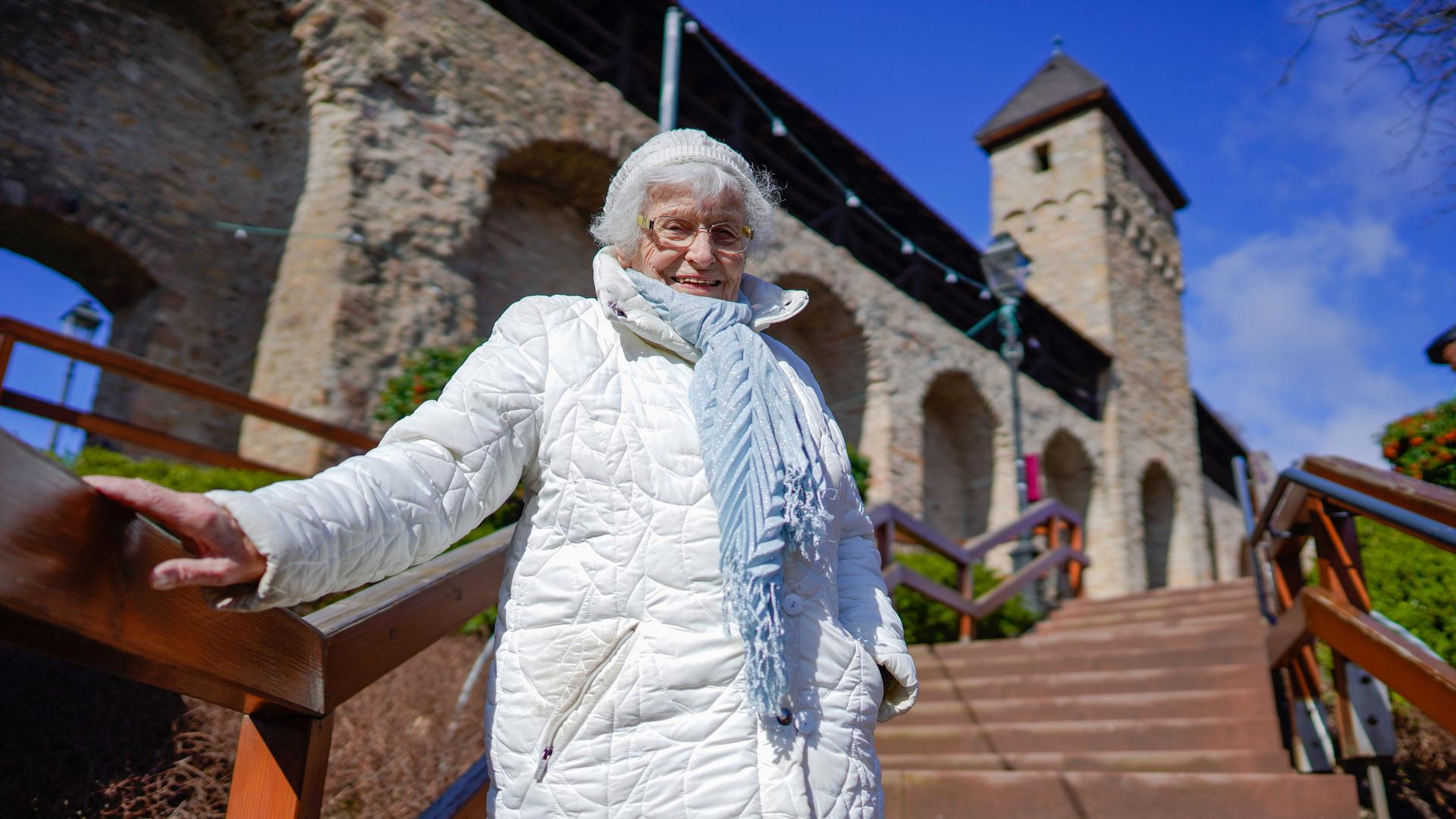 100-jährige Lisel Heise steht in der Altstadt auf einer Treppe, die zur Stadtmauer führt, aufgenommen am 18.03.2019 Kirchheimbolanden 
