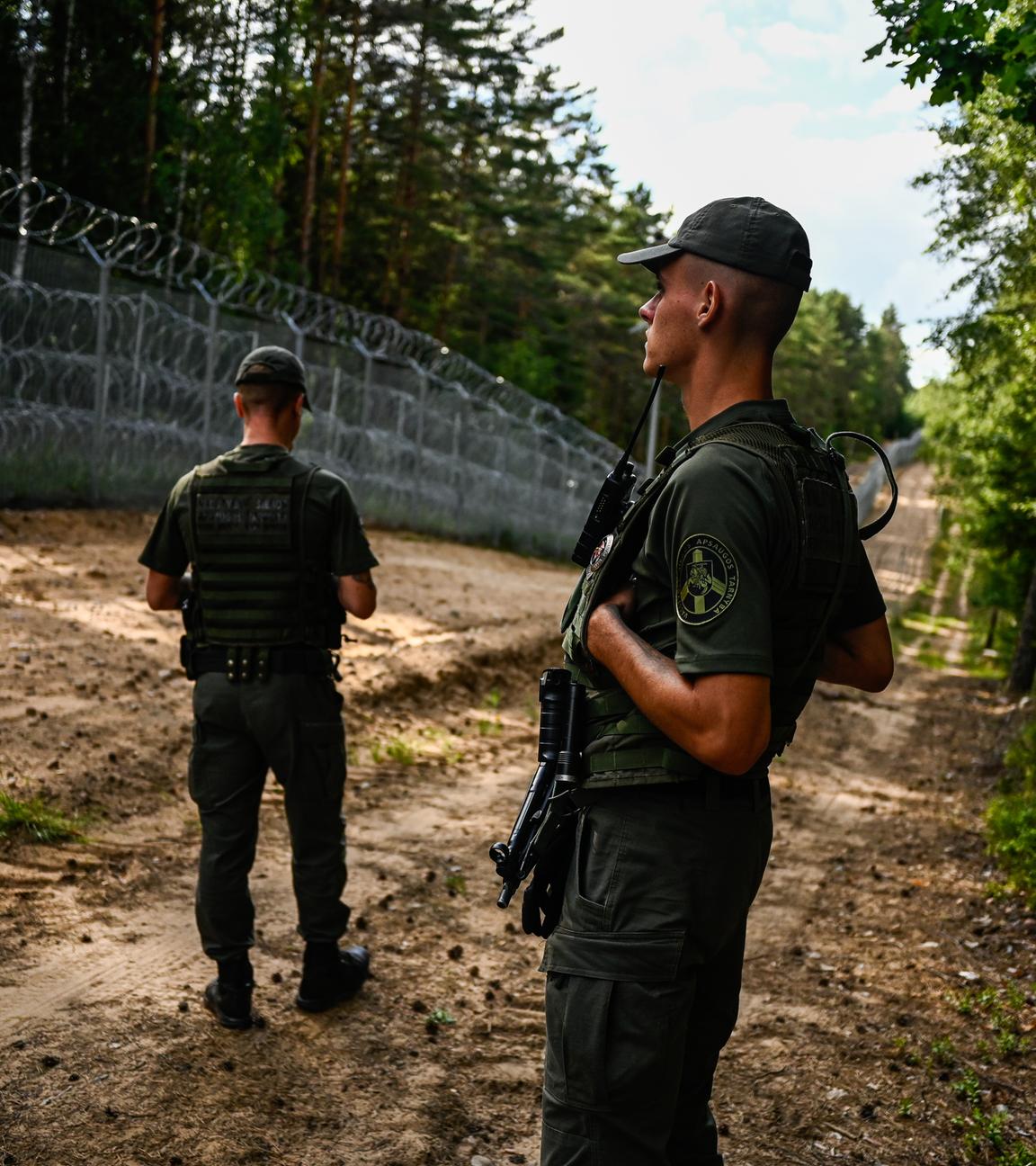 Litauische Grenzschutzbeamte patrouillieren am Metallzaun an der litauisch-belarussischen Grenze am 10.07.2023 in Dieveniskes, Litauen.