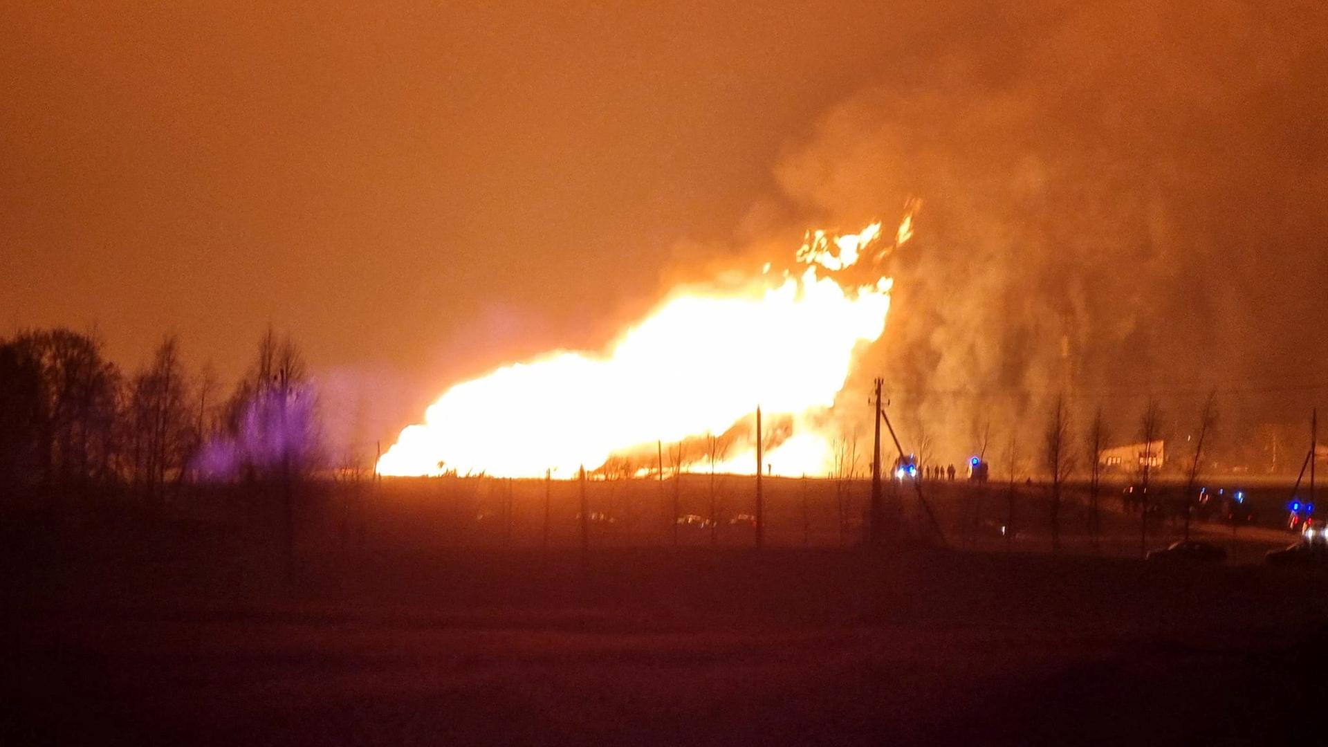 Flammen erhellen den Nachthimmel über dem litauischen Pasvalys wo kurz zuvor eine Gas-Pipeline explodiert war.
