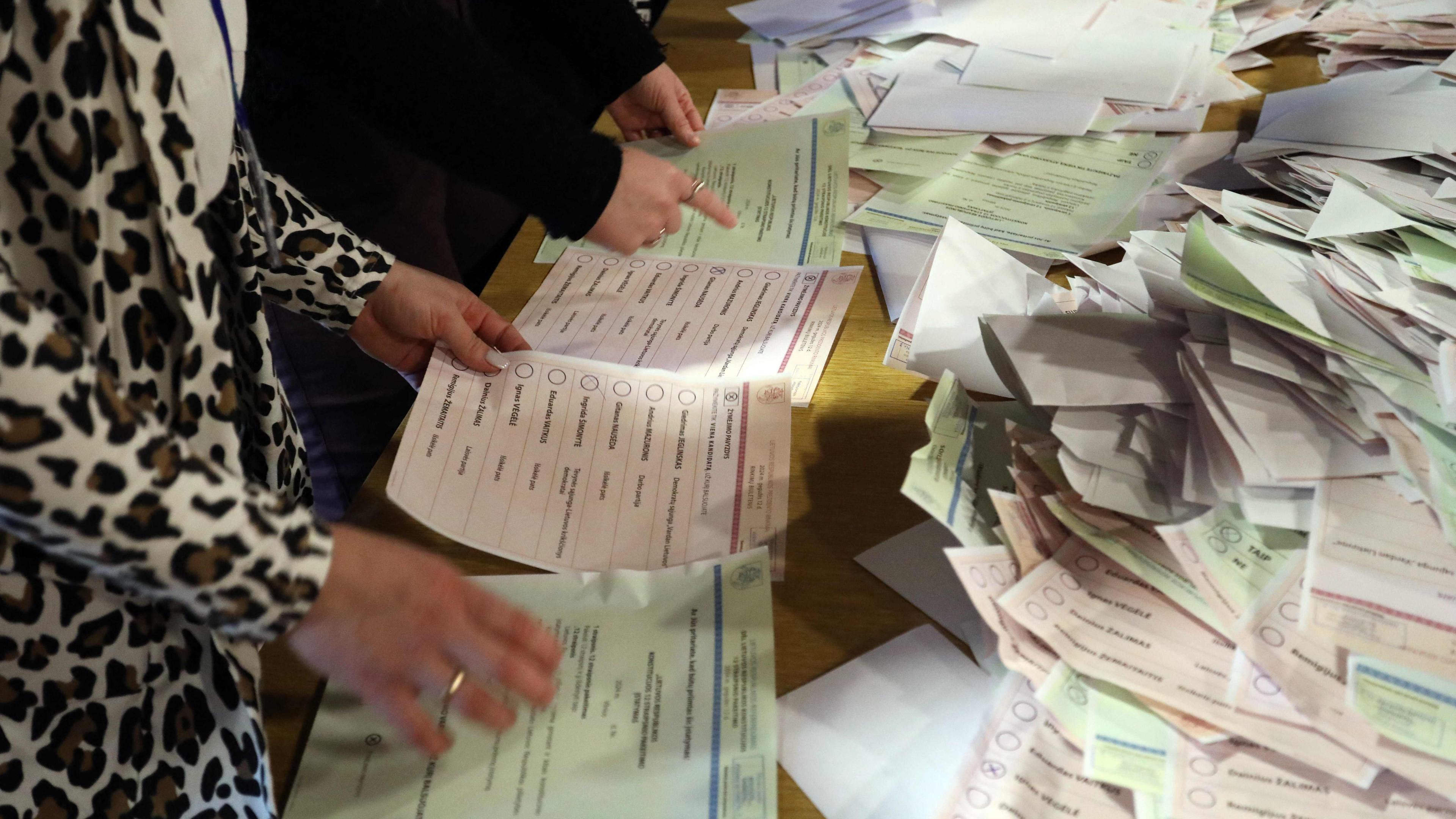 Mitarbeiter der lokalen Wahlkommission in Vilnius zählen Wahlzettel der Präsidentenwahl aus.